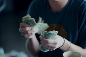 Så Diskuterar du Pengar med din Partner – Tips & Råd